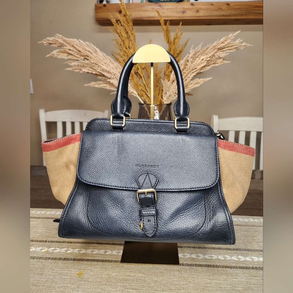 Burberry
House Check Shoulder Bag Medium